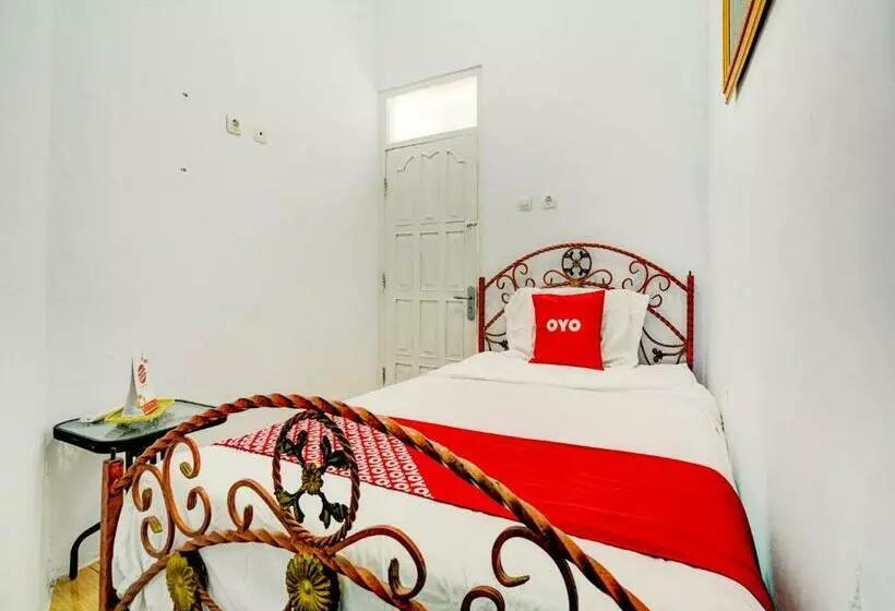 Hotelli Oyo 90237 Ar 20 Guest House Syariah