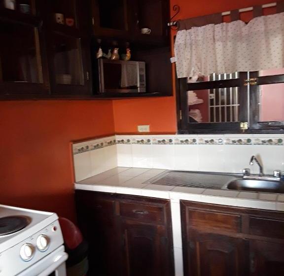 تختخواب و صبحانه El Almendro