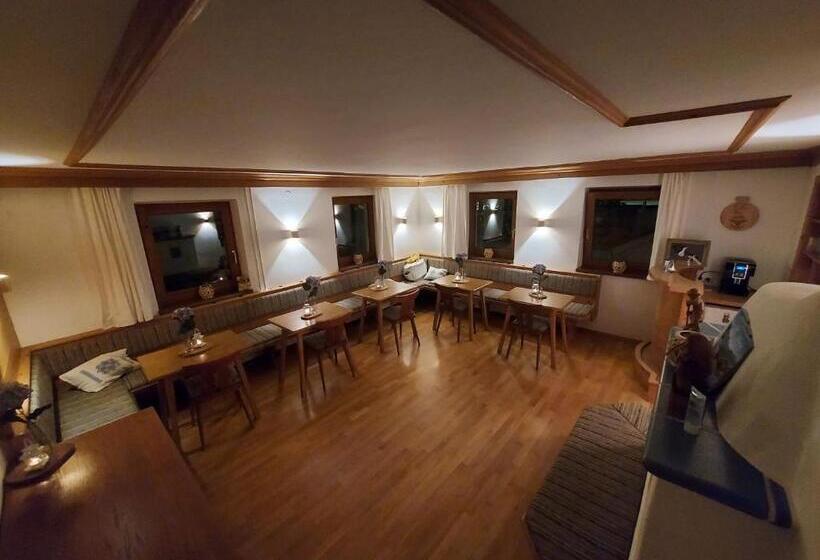 تختخواب و صبحانه Zum Schneider