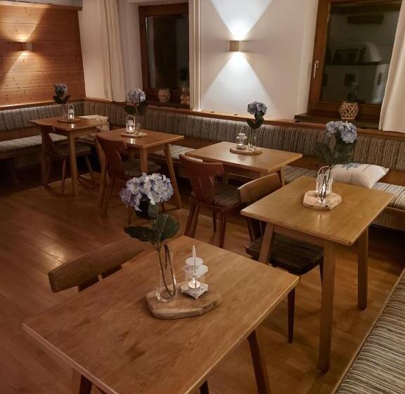 تختخواب و صبحانه Zum Schneider