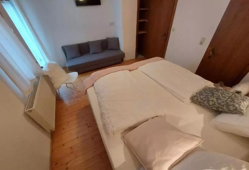 تختخواب و صبحانه Zum Schneider