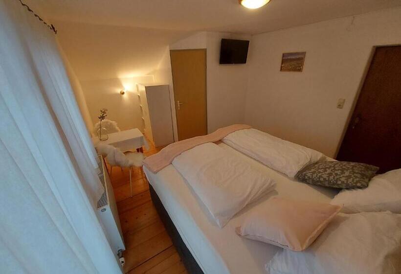 تختخواب و صبحانه Zum Schneider