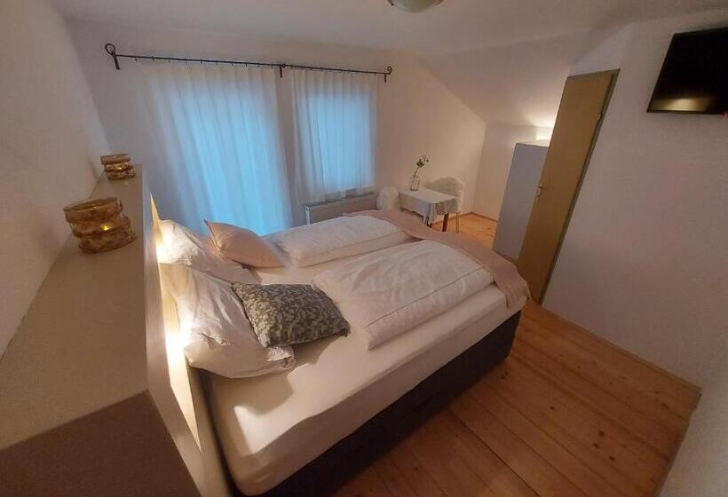 تختخواب و صبحانه Zum Schneider