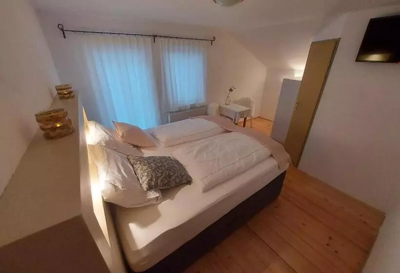 تختخواب و صبحانه Zum Schneider