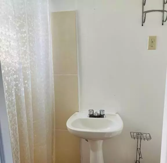 هتل Blue Sky Rentals Utila