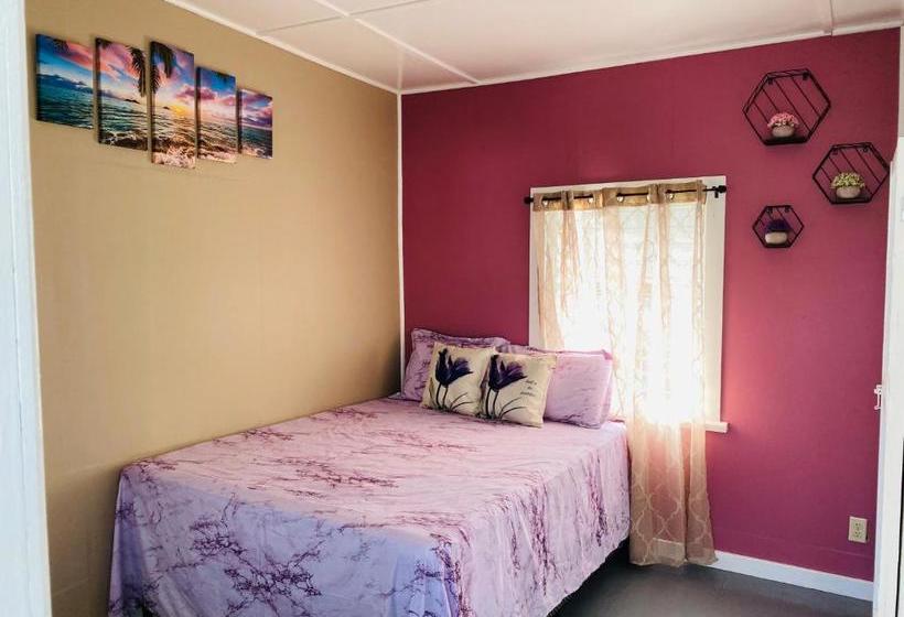 هتل Blue Sky Rentals Utila