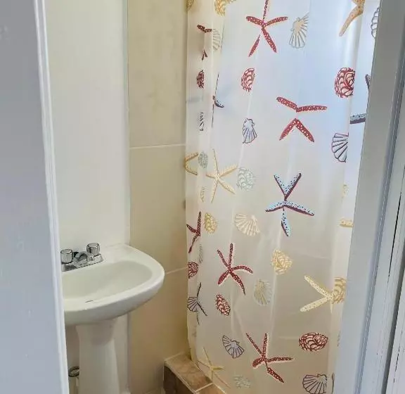 هتل Blue Sky Rentals Utila