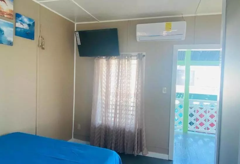 هتل Blue Sky Rentals Utila