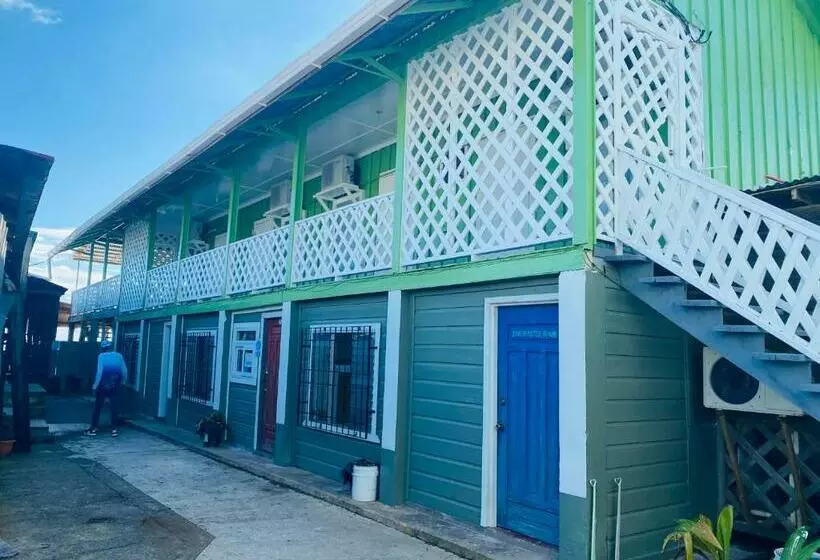 هتل Blue Sky Rentals Utila