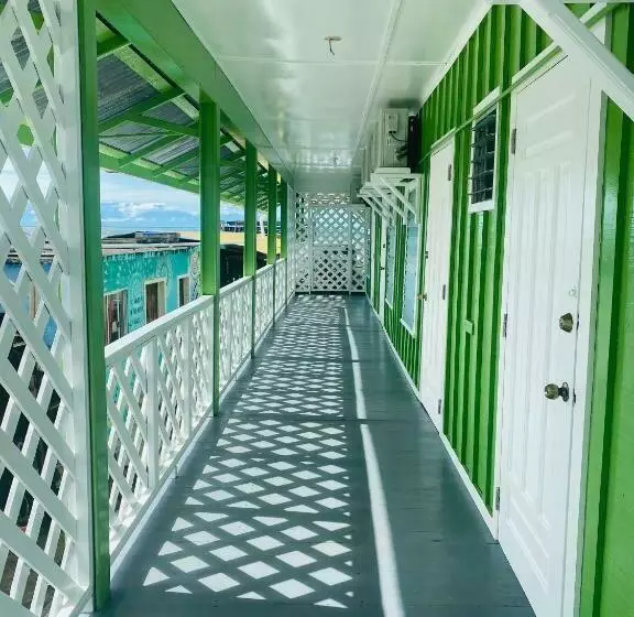 هتل Blue Sky Rentals Utila