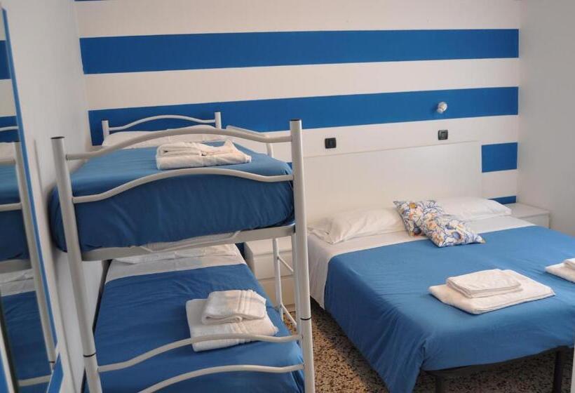 Hotel Susy Ambienti Rinnovati Direttamente Su Viale Dante E A Due Passi Dal Mare