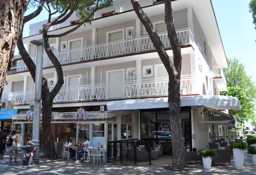 Hotel Susy Ambienti Rinnovati Direttamente Su Viale Dante E A Due Passi Dal Mare