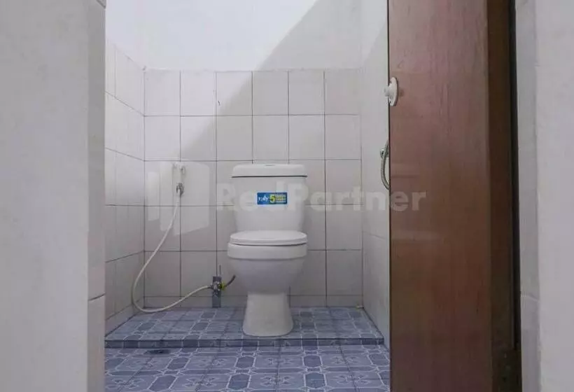 ホテル Edbert Guesthouse Near Lotte Grosir Medan Redpartner