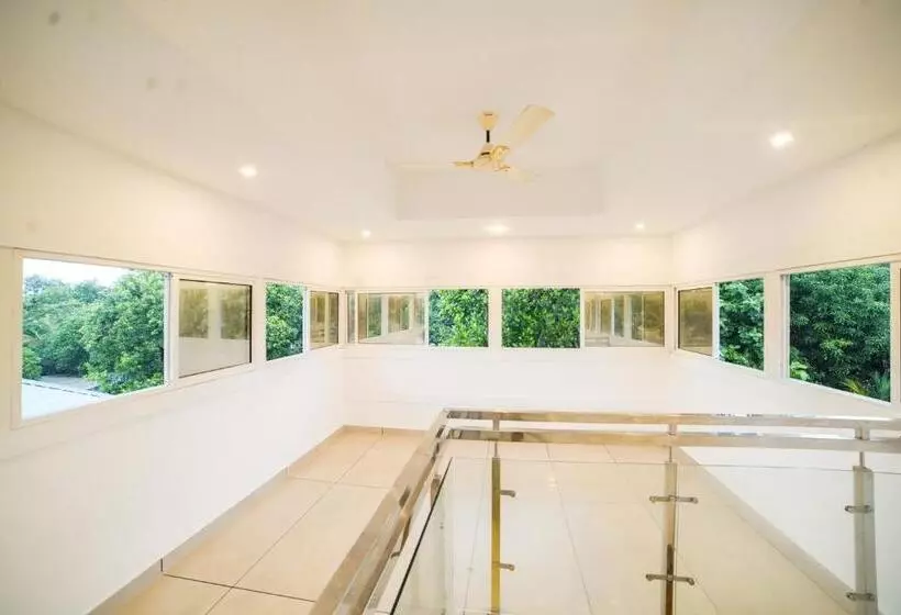 ホテル Oceana Hills Residency