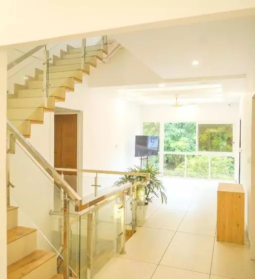 ホテル Oceana Hills Residency