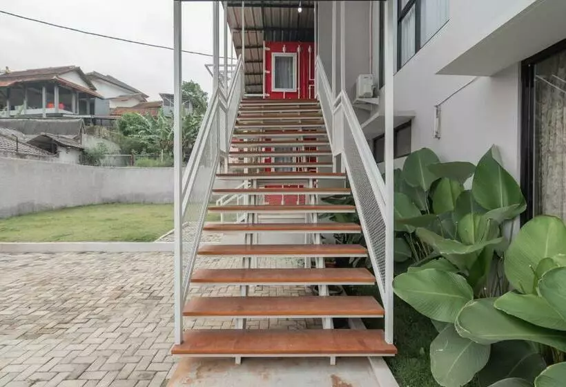 Hotelli Reddoorz Near Lembang Park & Zoo