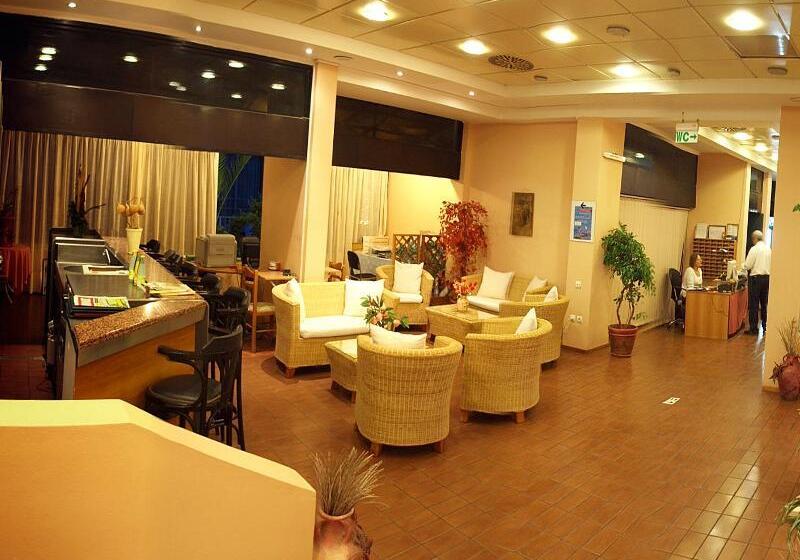 Отель Caravel Apartment