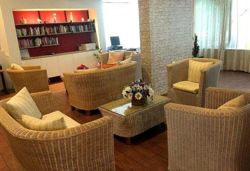 Отель Caravel Apartment