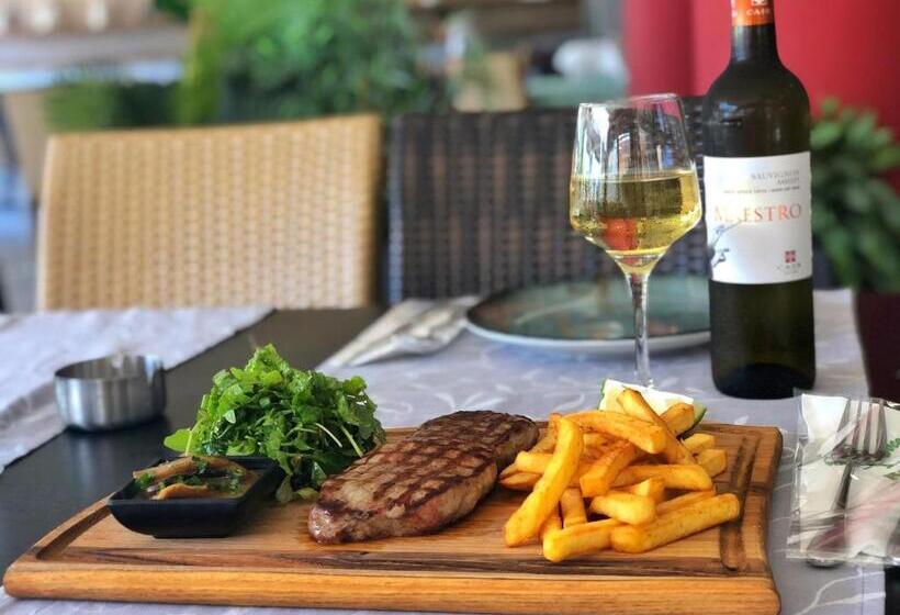 Отель Caravel Apartment