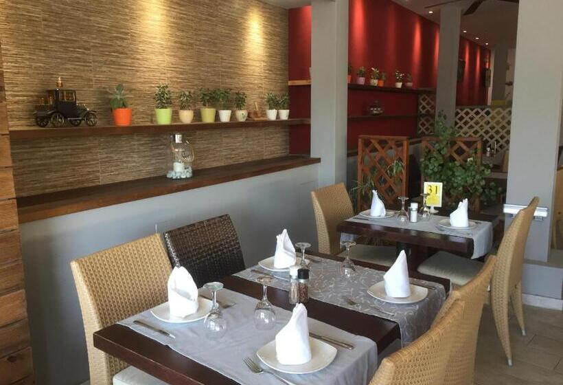 Отель Caravel Apartment