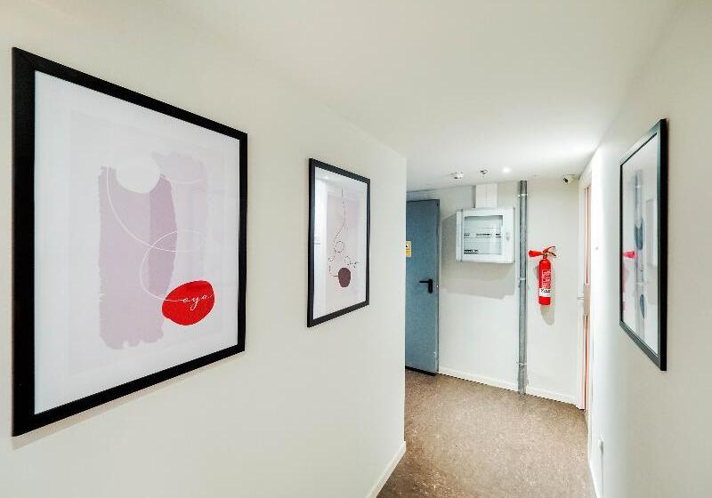 Отель Hostal Athenas