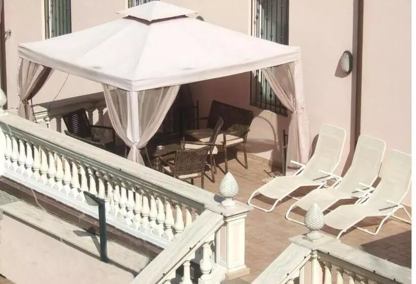 Отель Innocenti