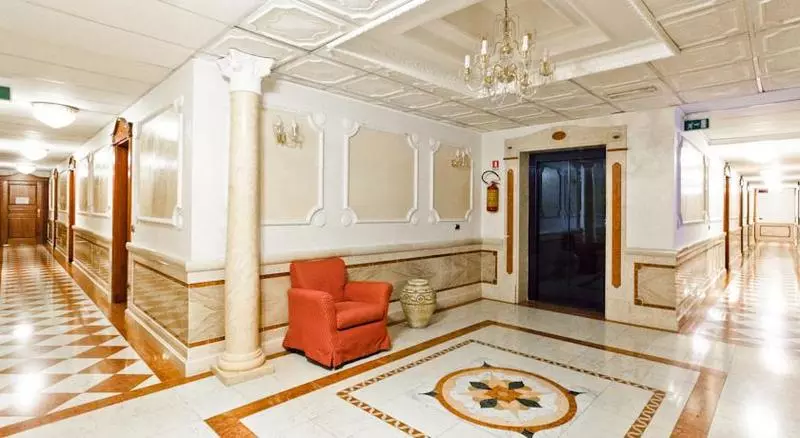 ホテル Mariano Iv Palace