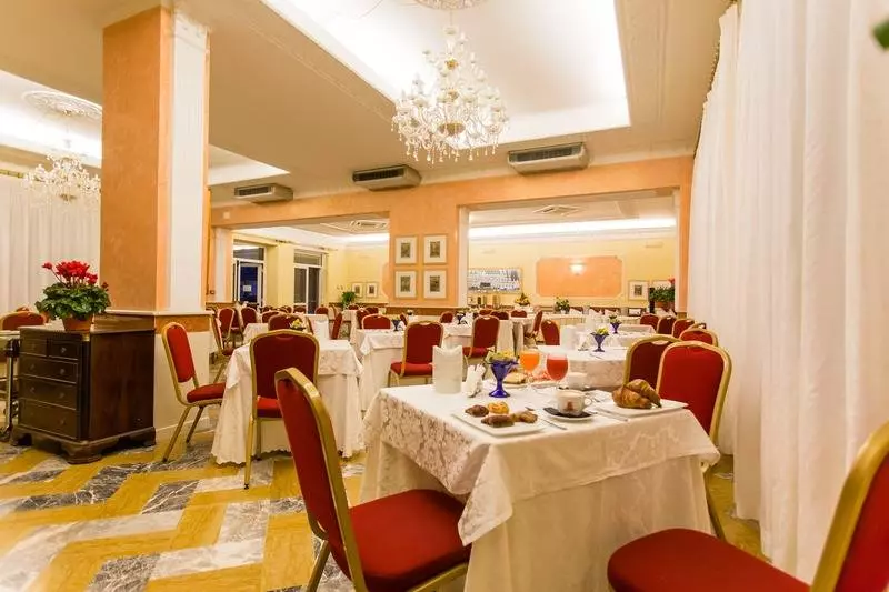 ホテル Mariano Iv Palace