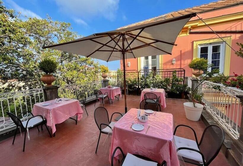 בית מלון כפרי The Secret Garden Relais