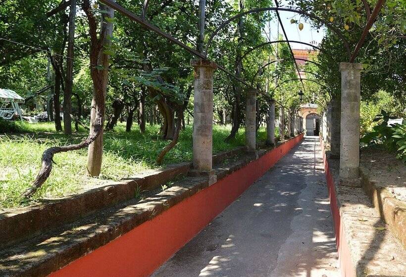 בית מלון כפרי The Secret Garden Relais