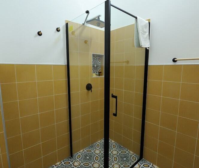 تختخواب و صبحانه The Place