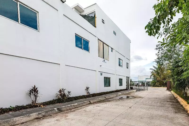 ホテル Capital O Cancun International Airport 24/7