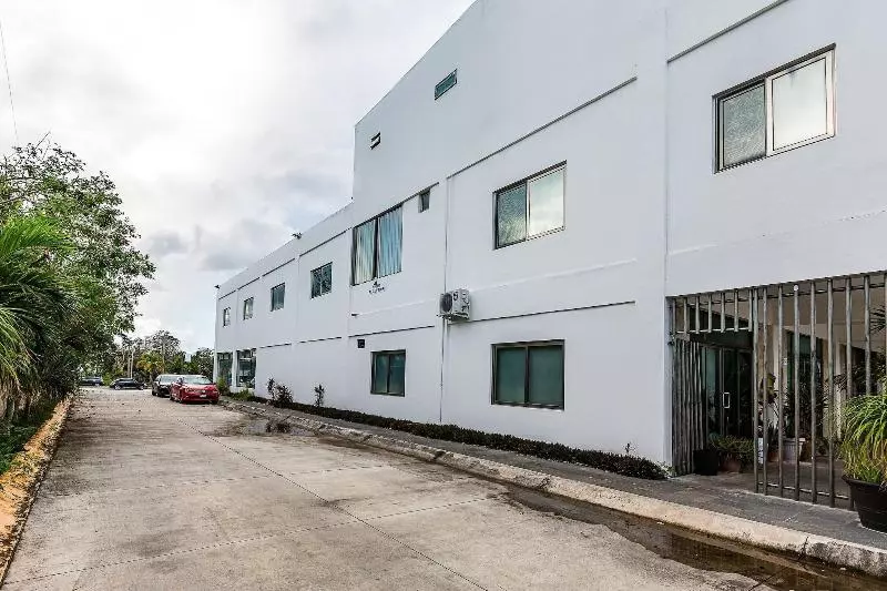 ホテル Capital O Cancun International Airport 24/7