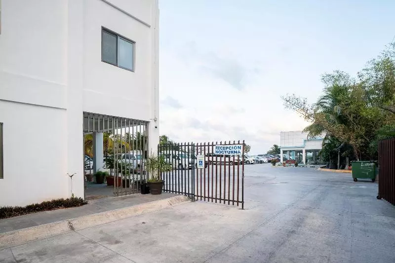 ホテル Capital O Cancun International Airport 24/7