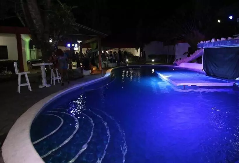 هتل Oasis Adult Resort