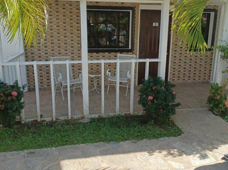 בית מלון כפרי Oasis Adult Resort