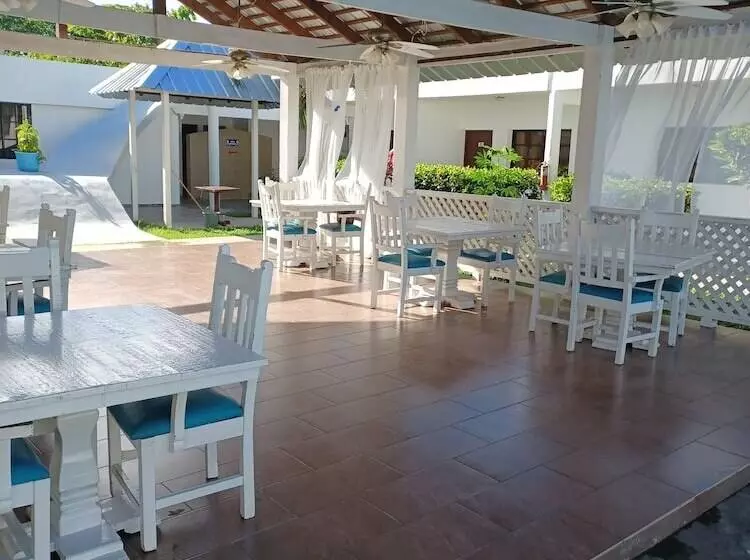 هتل Oasis Adult Resort