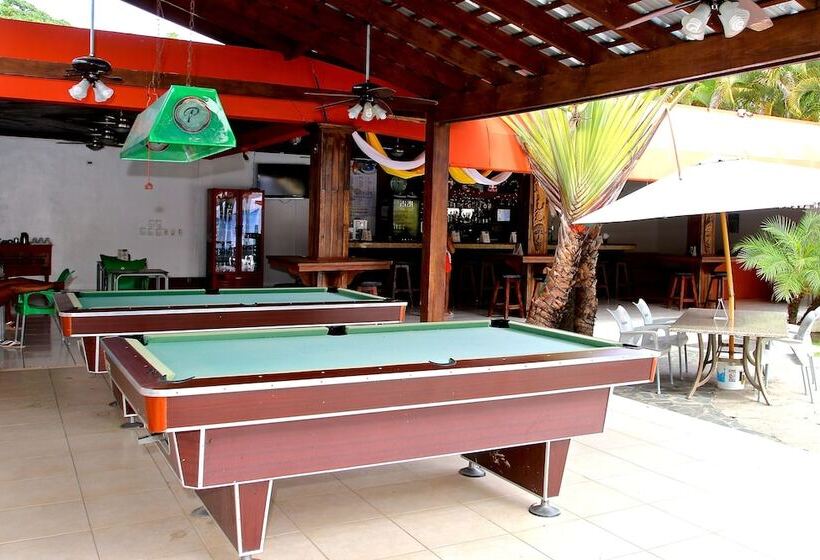 בית מלון כפרי Oasis Adult Resort