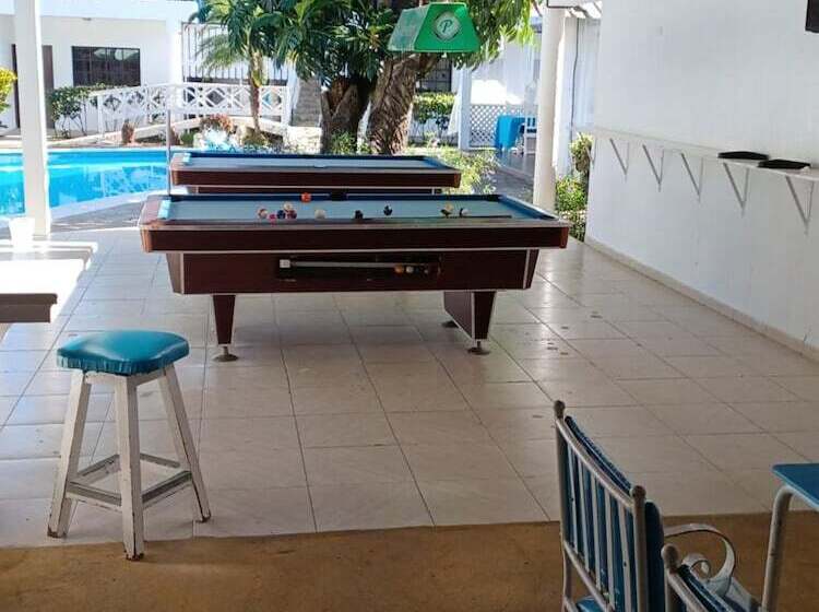 בית מלון כפרי Oasis Adult Resort