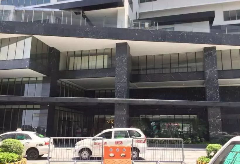 هتل Capital O 804 The Residences At Bonifacio Civic Center