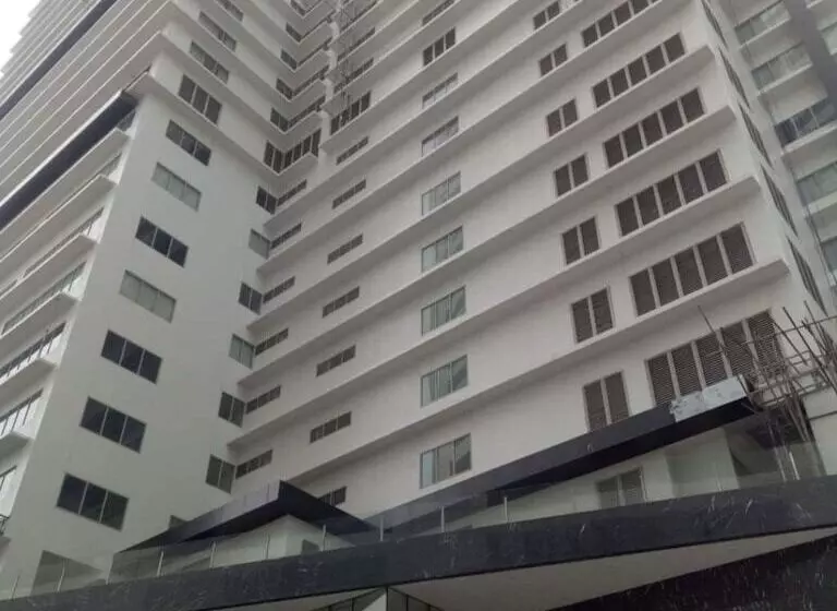 هتل Capital O 804 The Residences At Bonifacio Civic Center
