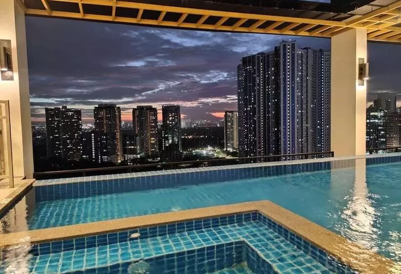 هتل Capital O 804 The Residences At Bonifacio Civic Center