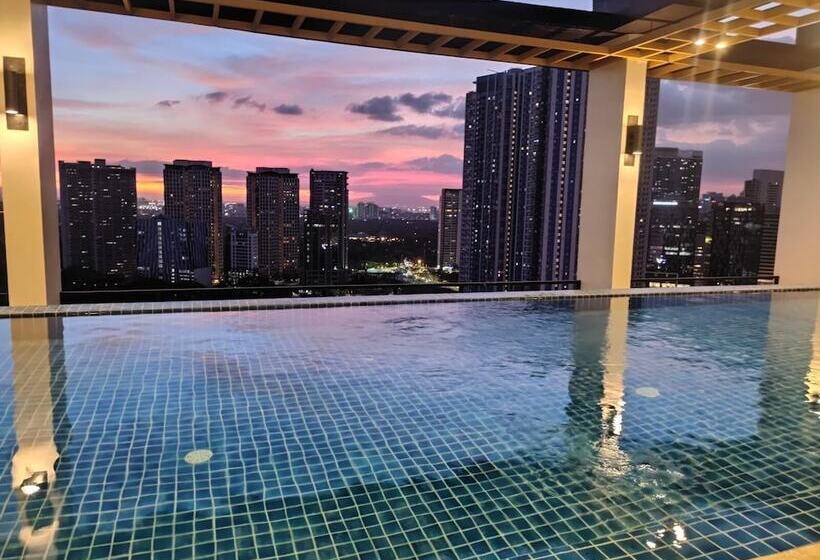 فندق Capital O 804 The Residences At Bonifacio Civic Center