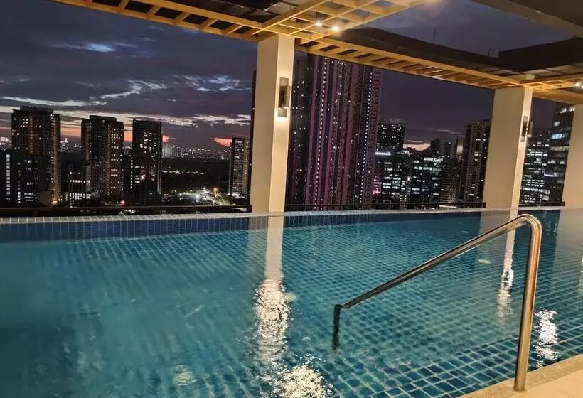 هتل Capital O 804 The Residences At Bonifacio Civic Center