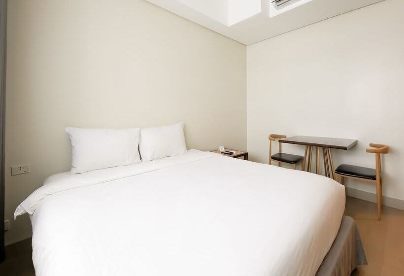 فندق Capital O 804 The Residences At Bonifacio Civic Center