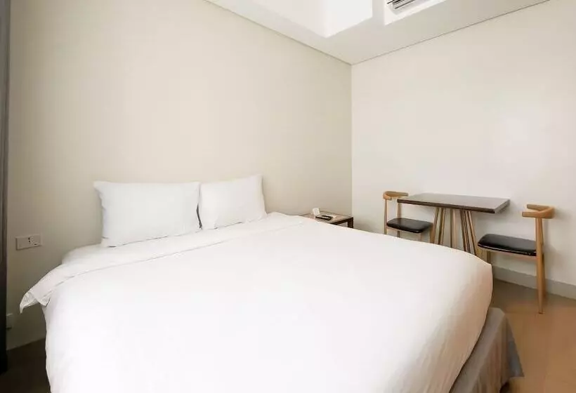 هتل Capital O 804 The Residences At Bonifacio Civic Center