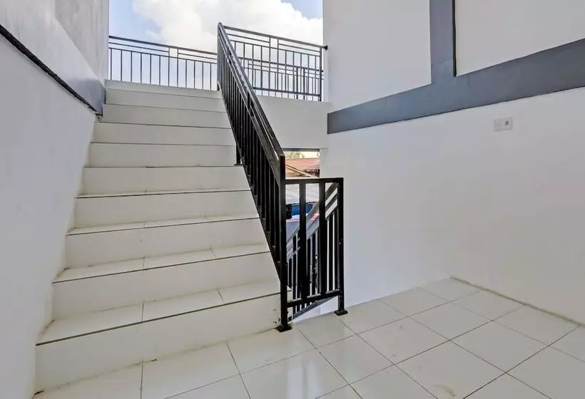 ホテル Reddoorz Near Bigmall Samarinda 2