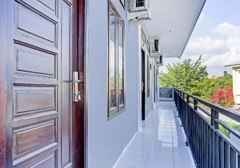ホテル Reddoorz Near Bigmall Samarinda 2