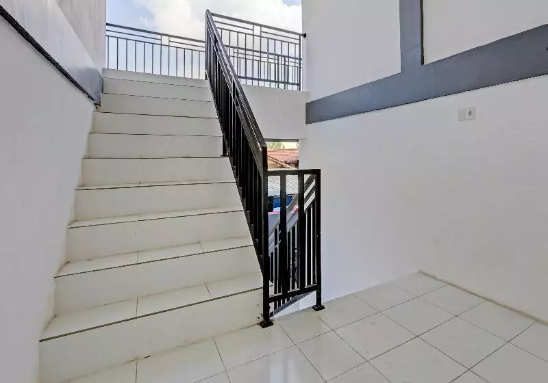 ホテル Reddoorz Near Bigmall Samarinda 2