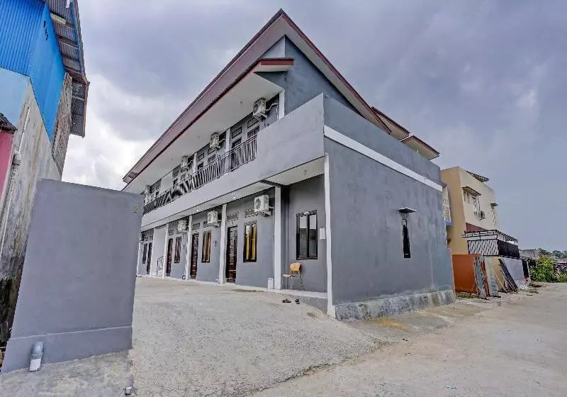 ホテル Reddoorz Near Bigmall Samarinda 2